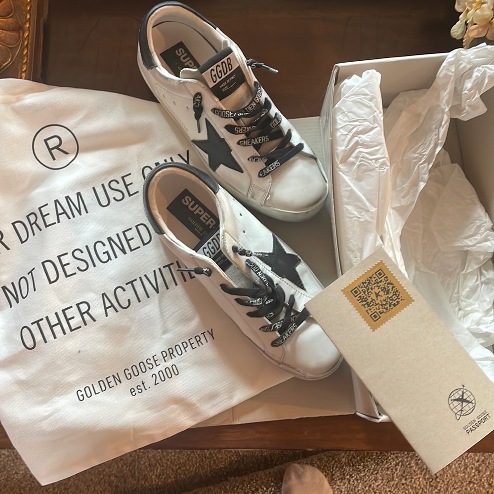 Barely used Golden Goose tennis shoes!